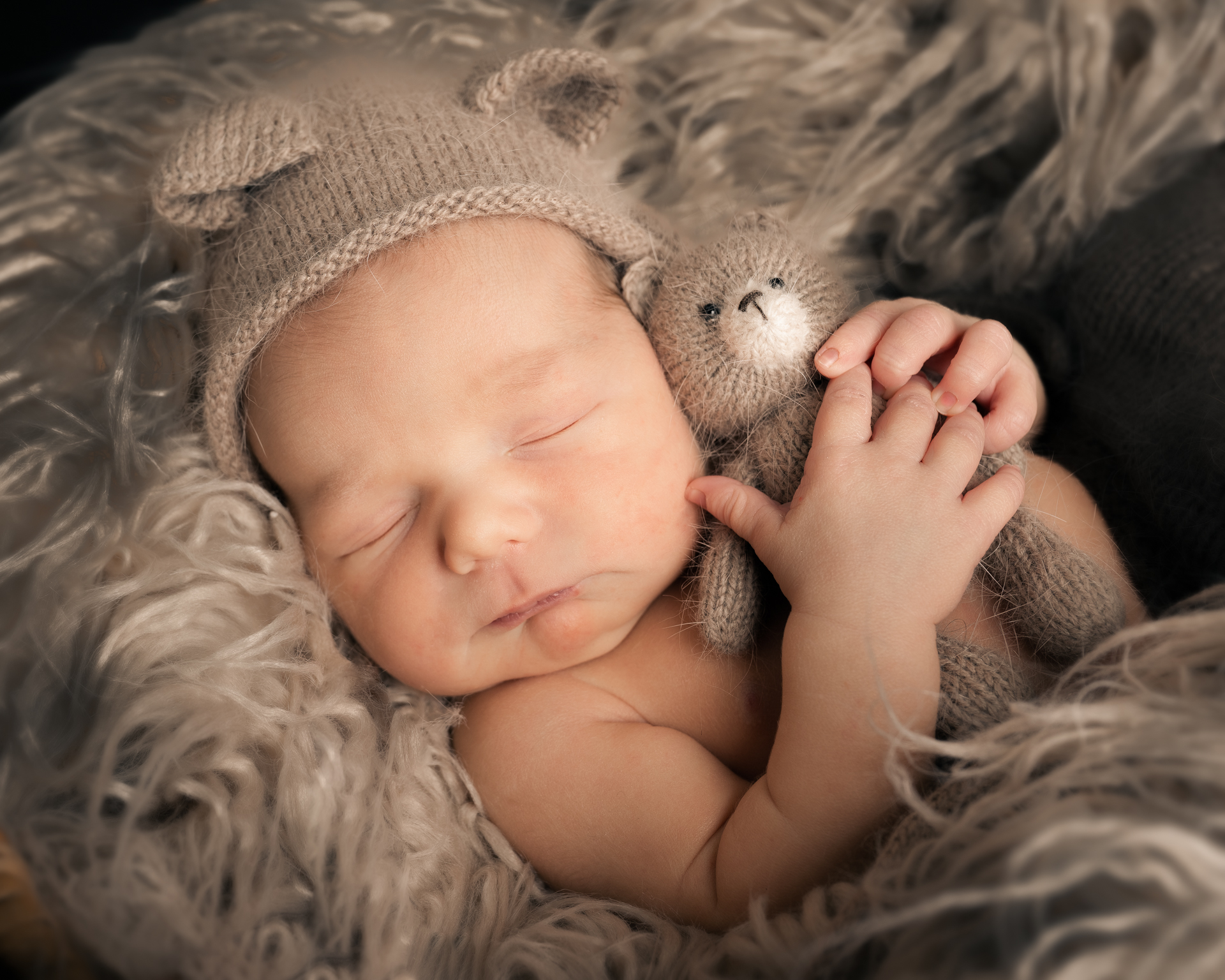 nyfødtfotografering, baby sover med lue og bamse