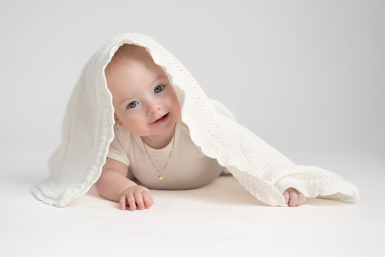 nyfødt baby som er inntullet i hvitt stoff